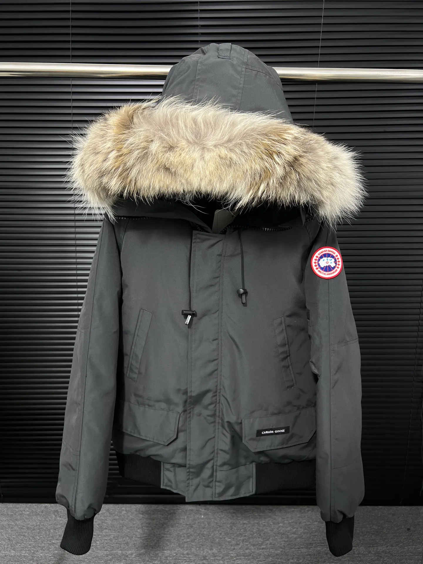 P720 🆕Top version! Comes with a tote bag! Chip version💰𝑪𝒂𝒏𝒂𝒅𝒂 𝑮𝒐𝒐𝒔𝒆/Canada Goose Chilliwack Goose 01 bomber jacket down! The top original replica version refers to the highest version in China currently (there is no one) ⚠️Note: There is no foundry in China! ! ! Saying it is original order, ZP goods, pure original goods, etc. is just a gimmick by some peers. Do not be deceived!  ⚠️Note: The latest version of this year’s authentic product has a strap (the latest version can be bought at the newly opened Galeries Lafayette Canada Goose counter in Beijing) ⚠️Note: (The authentic product does not have blue wash marks this year) Version comparison introduction 1⃣️Top replica: Made of 18-count polyester-cotton blended fabric imported from South Korea (authentic synchronized fabric), national standard 90 white duck down, western Canadian coyote hair 2⃣️Mid-range version: Made of domestically produced 21-count polyester-cotton fabric, 50% standard white duck down, Eastern Canada coyote hair, top original goose analysis Analysis 1 (wolf hair): All customers are guaranteed to receive a fur collar that is grayer than the original color. Each wolf hair is 55cm long and 14cm wide, all made from wild first-grade gray wolf skins in western Canada! Analysis 2 (Trademark): We use dyed embroidery thread to truly achieve 100% reproduction of the trademark, ensuring that the embroidery thread is exactly the same as ZP, with zero color difference and 100% reproduction of the map letters! (We can guarantee that no one in our industry is more attentive and professional than us!) Analysis 3 (fabric): As we all know, the Canada Goose ZP fabric in previous years was a 21-count polyester-cotton washed, calendered and brushed fabric that was relatively hard. Last year and this year, dozens of authentic products purchased were all made of 18-count pure cotton fabrics, and we finally decided to use 18-count polyester cotton! (ZP synchronized fabric) Analysis 4 (Accessories): Domestic exclusive version of Velcro, one to one Y-shaped double hook original Velcro, YKK zipper, exclusive original workmanship of washed threaded down jacket!  Authentic products are not 100% perfect and flawless. Authentic products also have velvet hair loss, and most of the authentic wolf fur is mainly eastern yellow wolf fur. (Because our wolf skins are all auctioned at the same auction house as authentic products) There is an auction list to prove it.  At the same time, I will teach you a trick: buy an authentic product from Tmall, buy a piece of clothing from a merchant you trust at the same time, and come back to compare the details. ⚠️ Remember you get what you pay for! Don't be greedy for small gains, or you will suffer big losses! Color: Black Navy Beige Graphite Gray Royal Blue Size: XS S M L 54 120 84 79 140-160 XL 56 124 86 81 160-180 XXL 58 128 88 83 180-200
